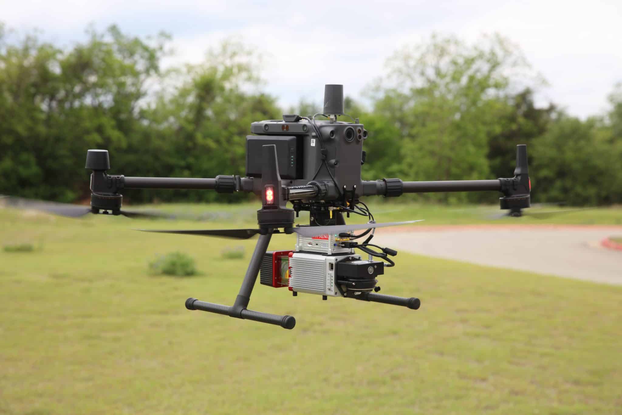 Dron hexacóptero con sensor LiDAR profesional sobre sitio de construcción